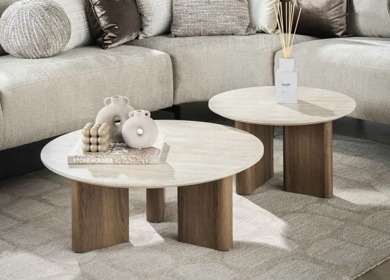Couchtisch Set Lungi, 2-teilig, im Wohnzimmer vor Sofa, zwei runde Tische mit Holzfüßen