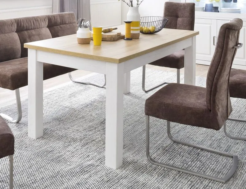 Esstisch Brixen, Landhausstil, im Esszimmer mit Stühlen, offenes Fachbrett unter der Tischplatte