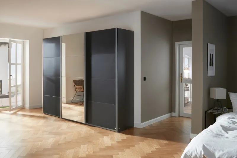 Schwebetürenschrank Kulmbach | 3-türig | mit Spiegel & Zubehör | grau metallic | 271x229