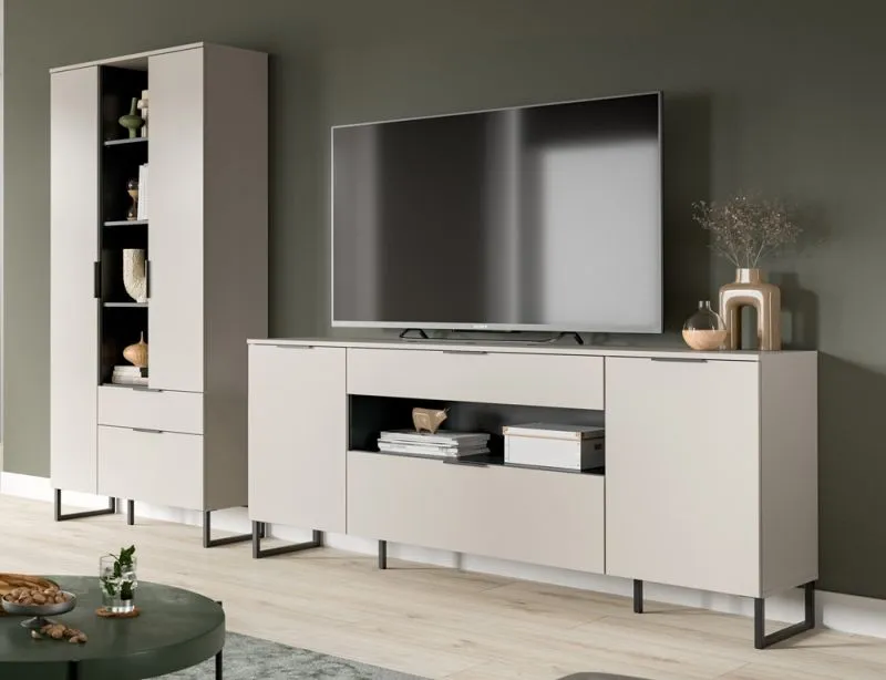 Wohnkombination Noida 3, 2-teilig, Kaschmir, schwarz, im Wohnzimmer, Lowboard mit offenen Fächern und Vitrine mit Glastür