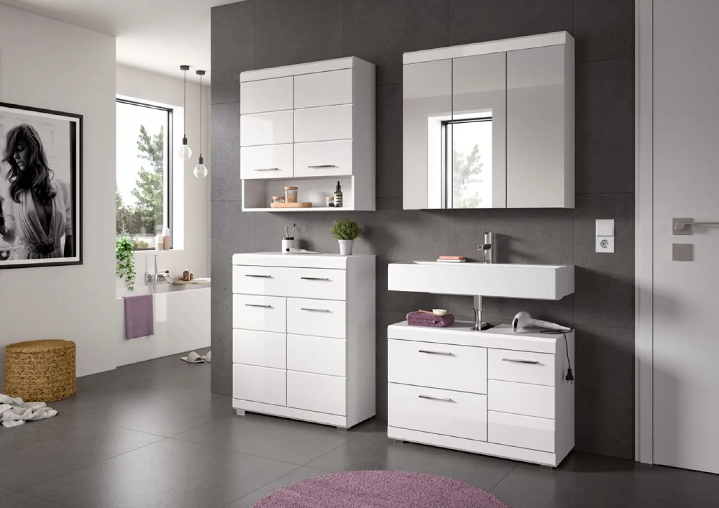 Badezimmer-Set Scout 6, 4-teilig, im Bad an grauer Wand, Unterschränke mit Waschbecken, Spiegelschränke, offene Ablage – Ansicht 9