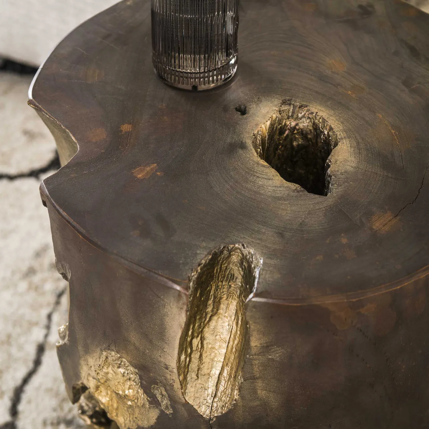 Beistelltisch Kan-Kan | Ø 35 | Teakholzstück | grau / gold