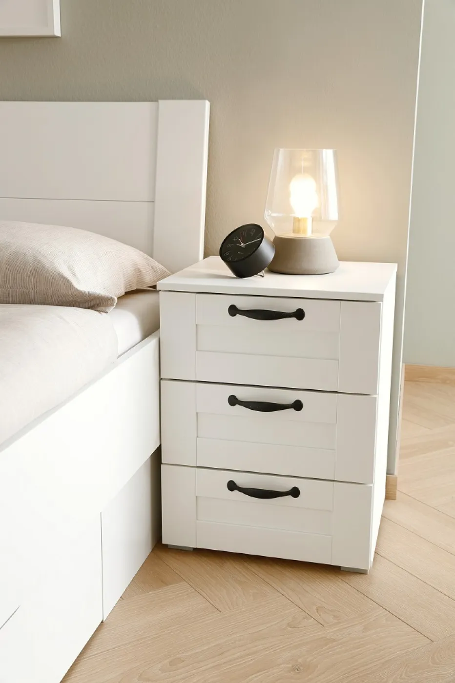 Bett Set Set Cottage | mit Sockelschubkästen | alpinweiß | 160x200 | mit 2 Nachttische