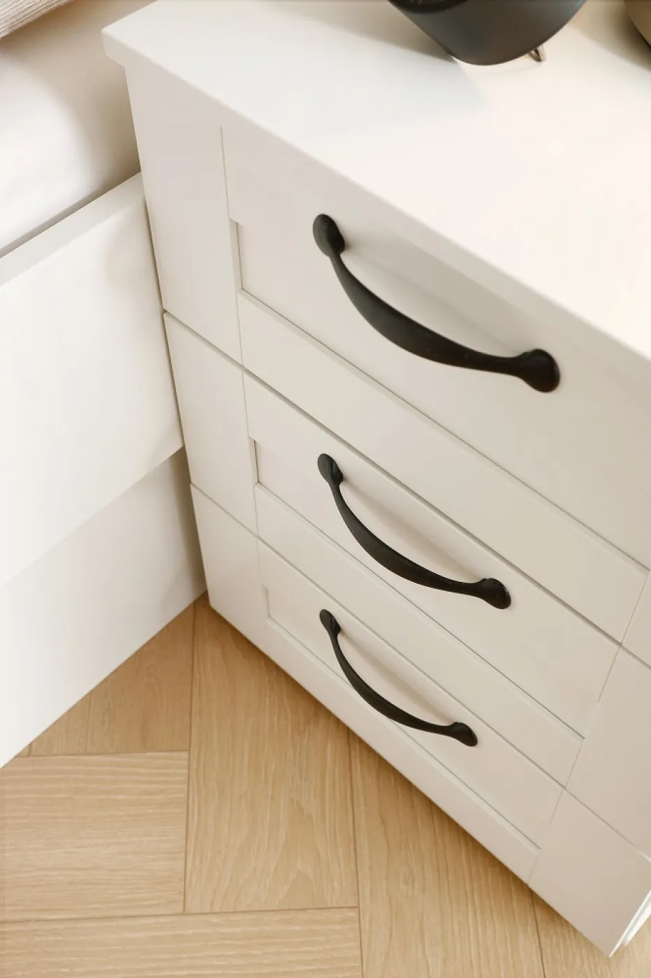 Bett Set Set Cottage | mit Sockelschubkästen | alpinweiß | 160x200 | mit 2 Nachttische