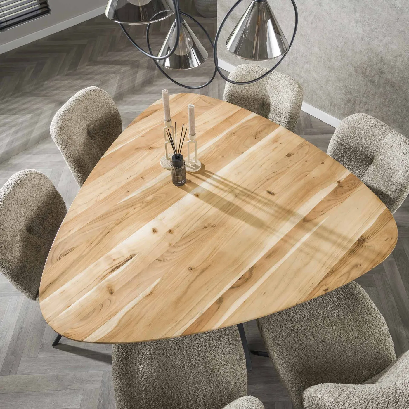 Esstisch Soso | Dreieck | 135 cm | Akazie massiv | Natur