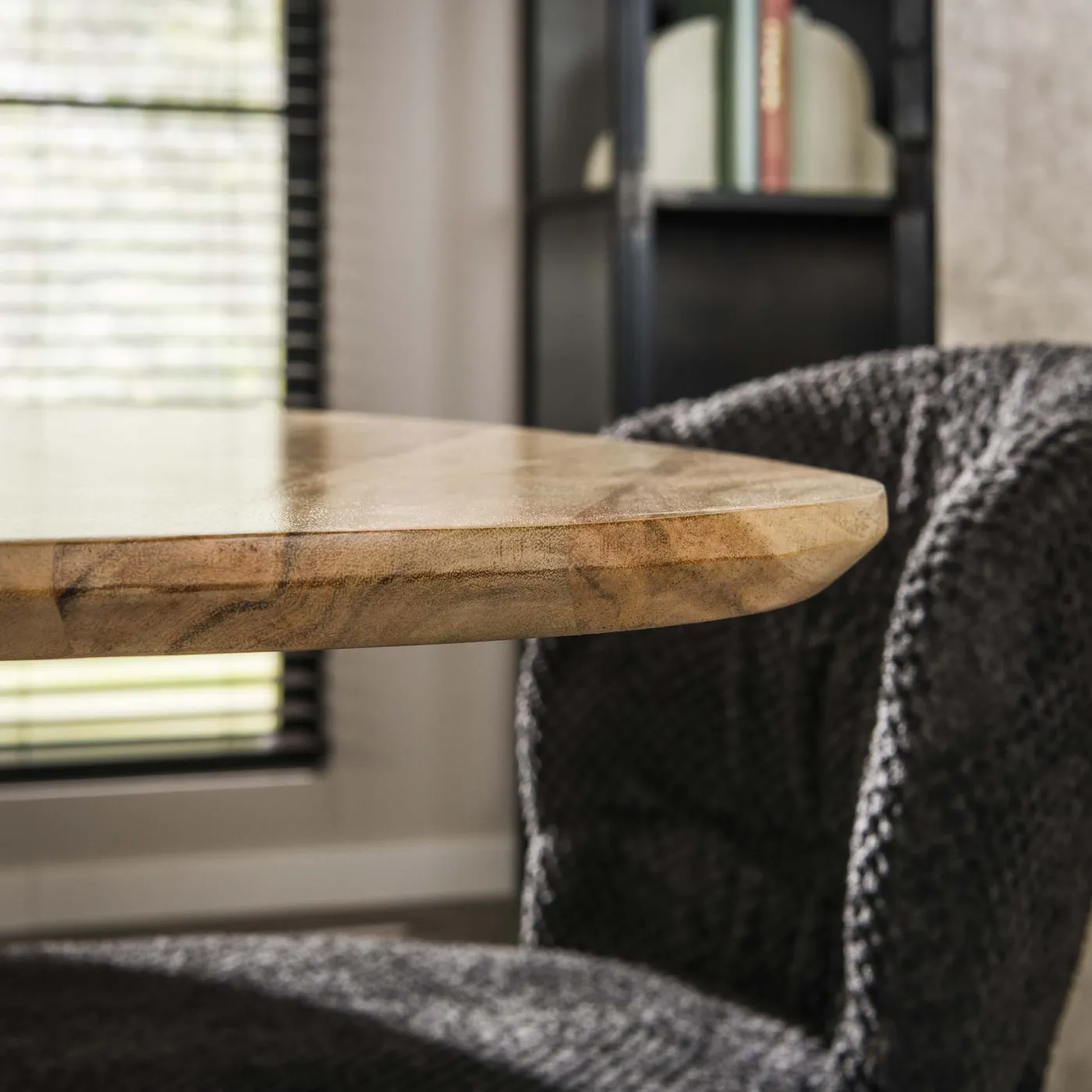 Esstisch Soso | Dreieck | 135 cm | Akazie massiv | Natur