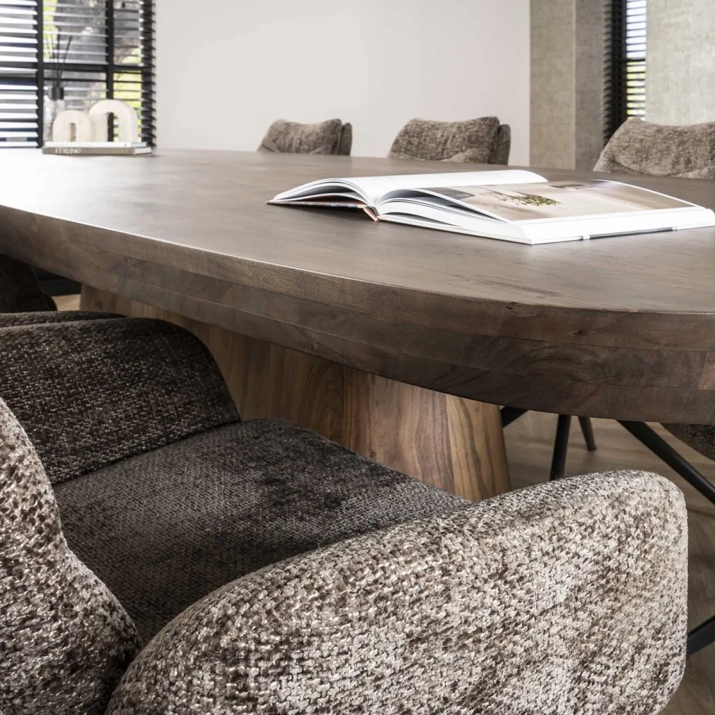 Esstisch Tabula | Oval | 300 cm | Akazie massiv | braun