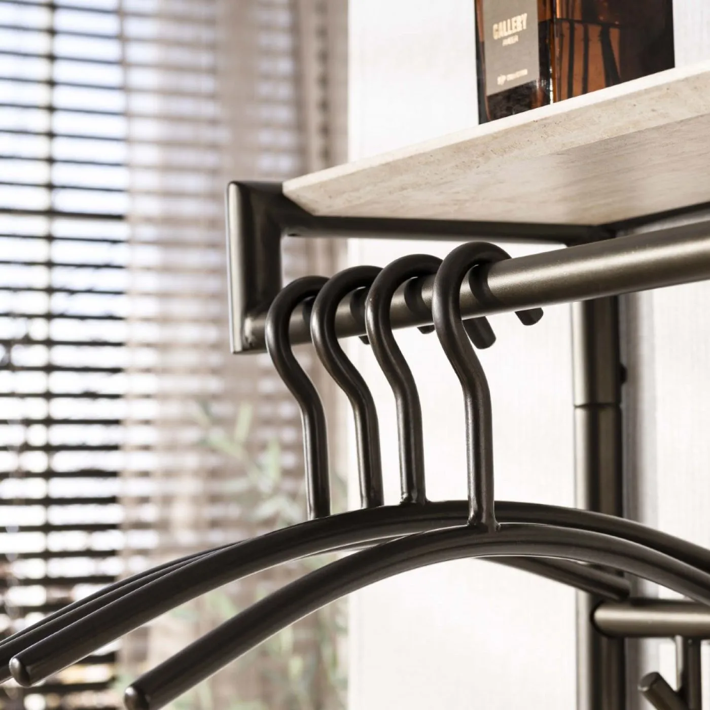 Garderobenpaneel Stamp | 21 Haken | Metall | Bronze / Travertin