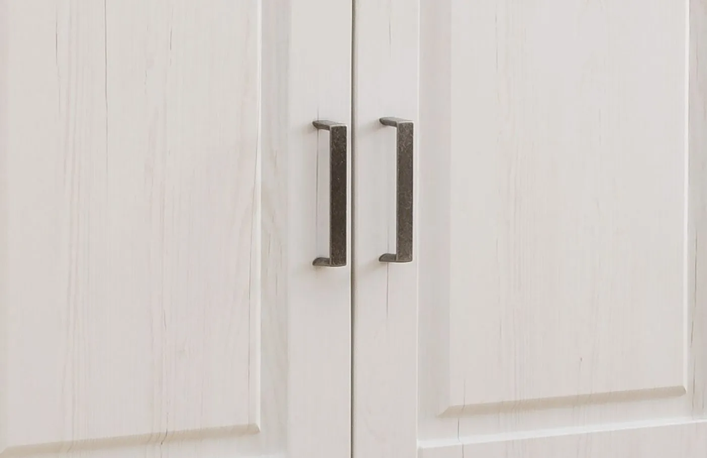 Highboard I Brixen, Weiß Pinie Dekor, Landhausstil, im Wohnzimmer, Vitrinenfach oben, 3 Türen unten, Holzoberfläche – Ansicht 4