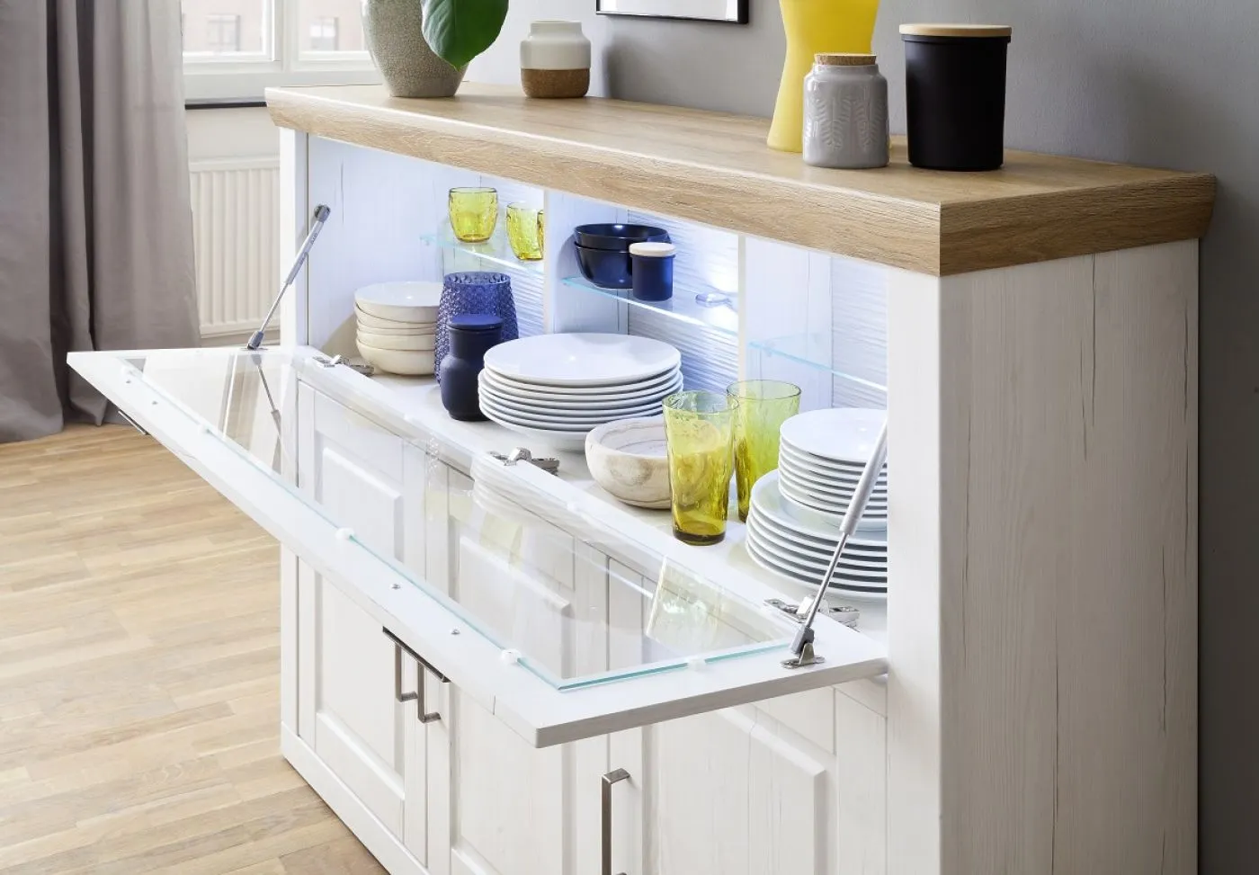 Highboard I Brixen, Weiß Pinie Dekor, Landhausstil, im Wohnzimmer, Vitrinenfach oben, 3 Türen unten, Holzoberfläche – Ansicht 6