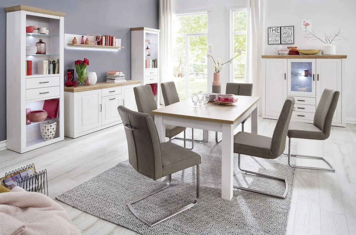 Highboard II Brixen, Weiß Pinie Dekor, Landhausstil, im Wohnzimmer, Glasvitrine mit 2 Türen, 3 Schubkästen, Griffleisten – Ansicht 6