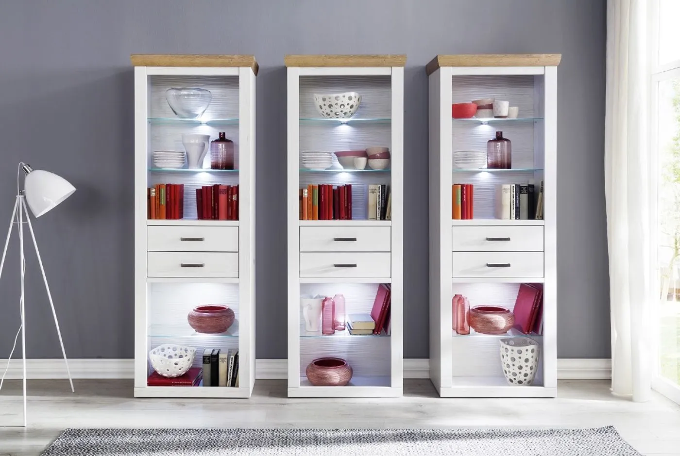 Kombi-Regal Brixen, Weiß Pinie Dekor, Landhausstil, Vitrine mit 4 Glasböden, 2 Schubkästen, LED-Beleuchtung – Ansicht 6