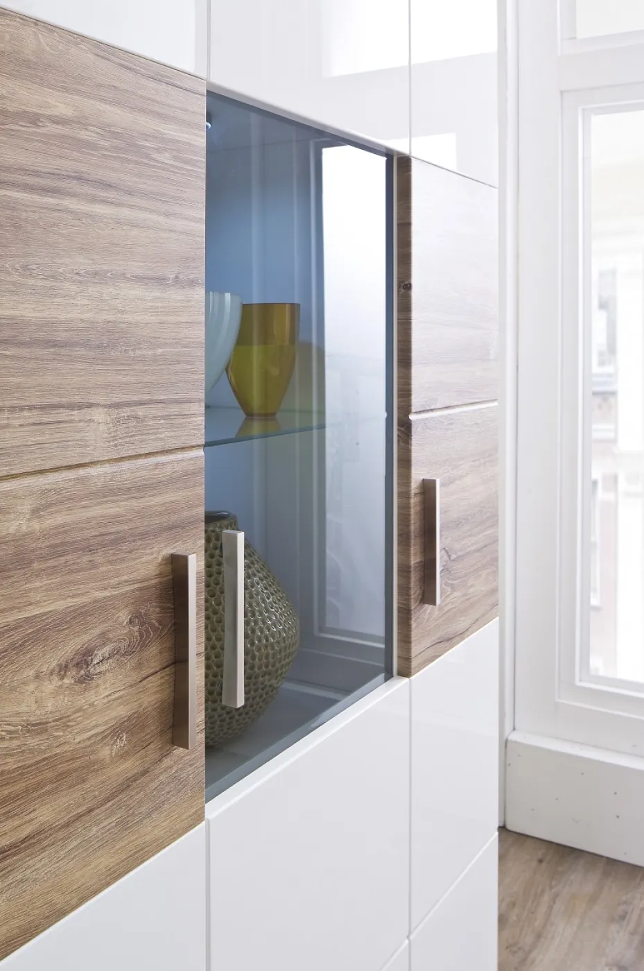 Kombi-Vitrine Luzern | weiß Hochglanz / Sterling Oak | 1er Set LED Unterbauspot