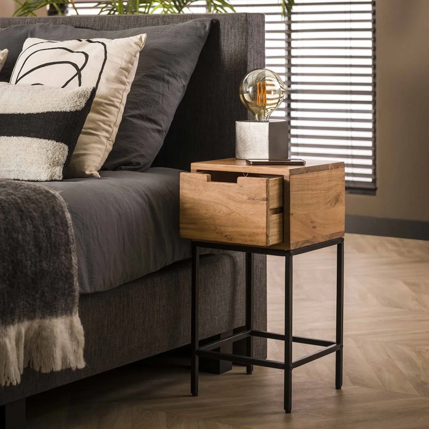 Nachttisch Clara | mit Schubkästen | Akazie massiv | naturel