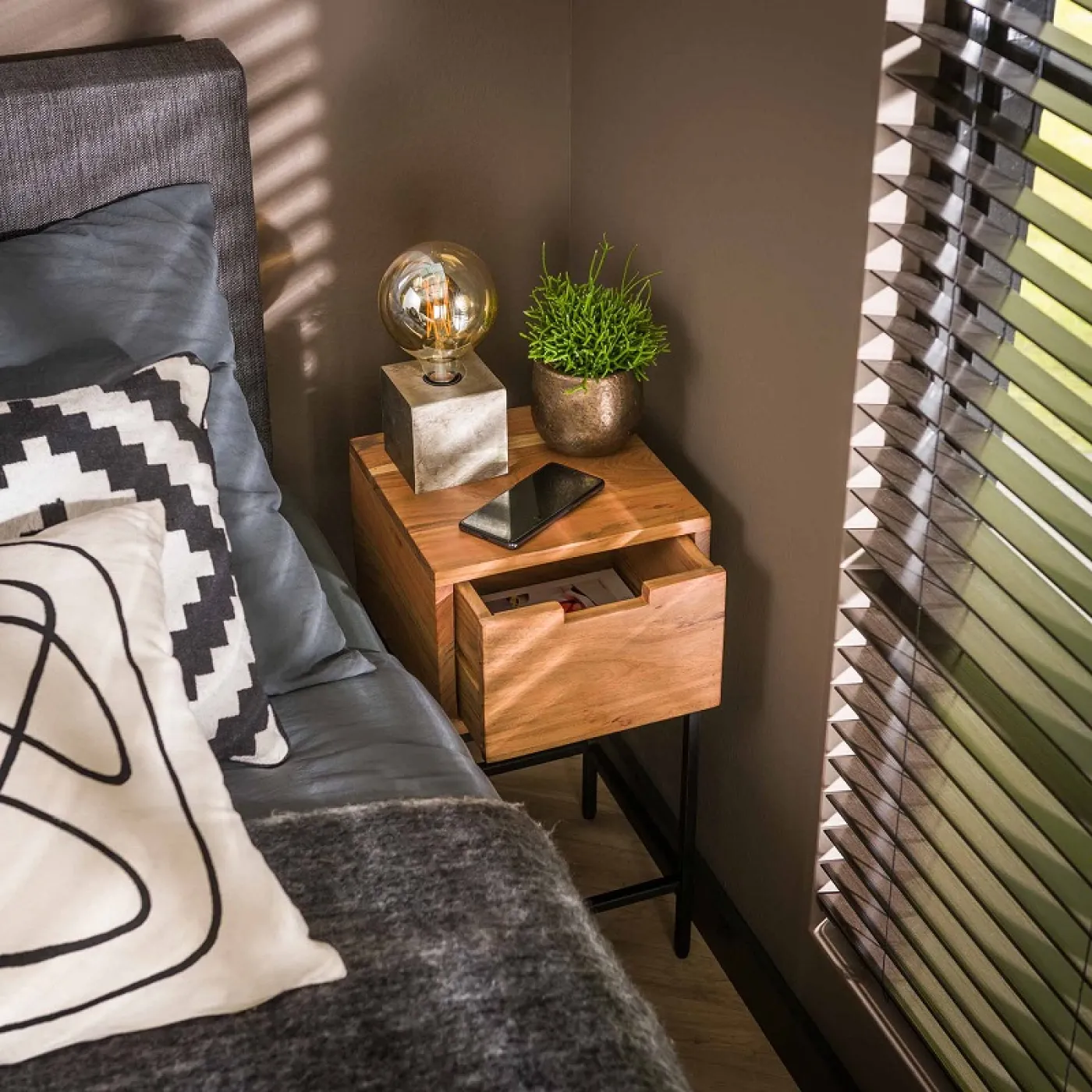 Nachttisch Clara | mit Schubkästen | Akazie massiv | naturel