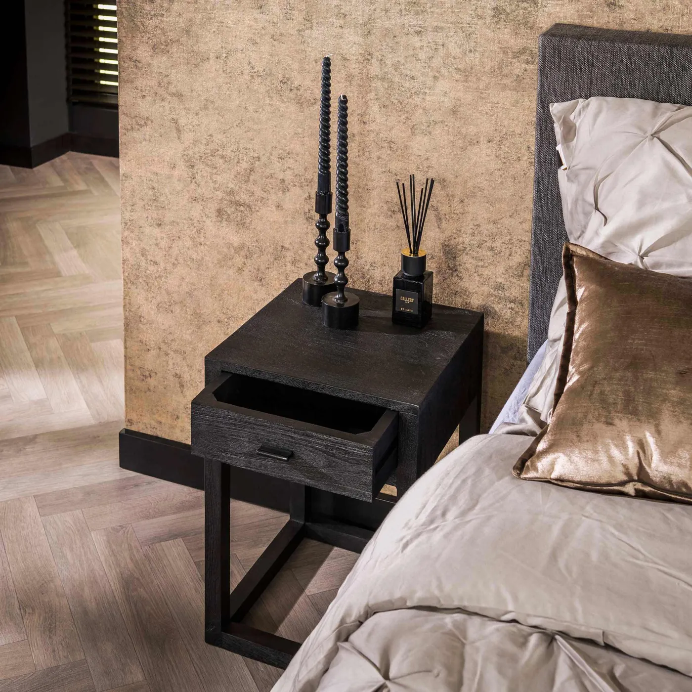 Nachttisch Kurai | mit Schubkasten | Akazie massiv | schwarz