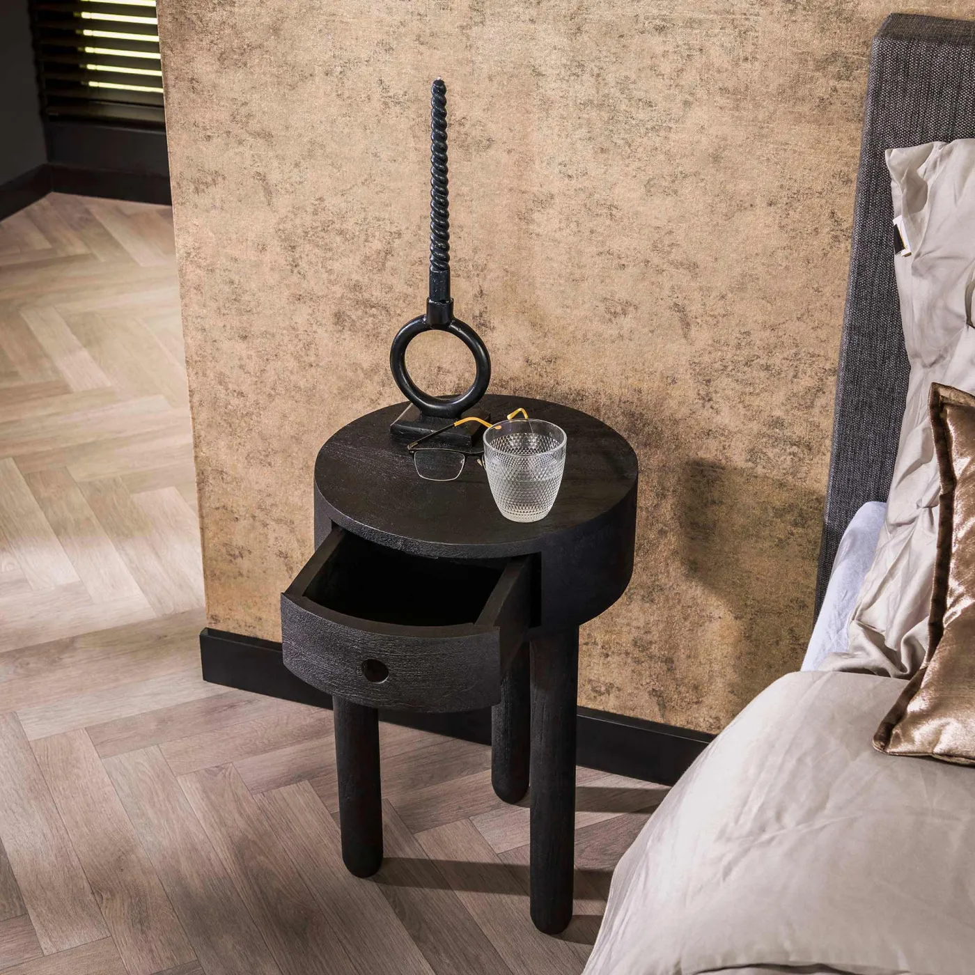 Nachttisch Kurai | rund | mit Schubkasten | Akazie massiv | schwarz