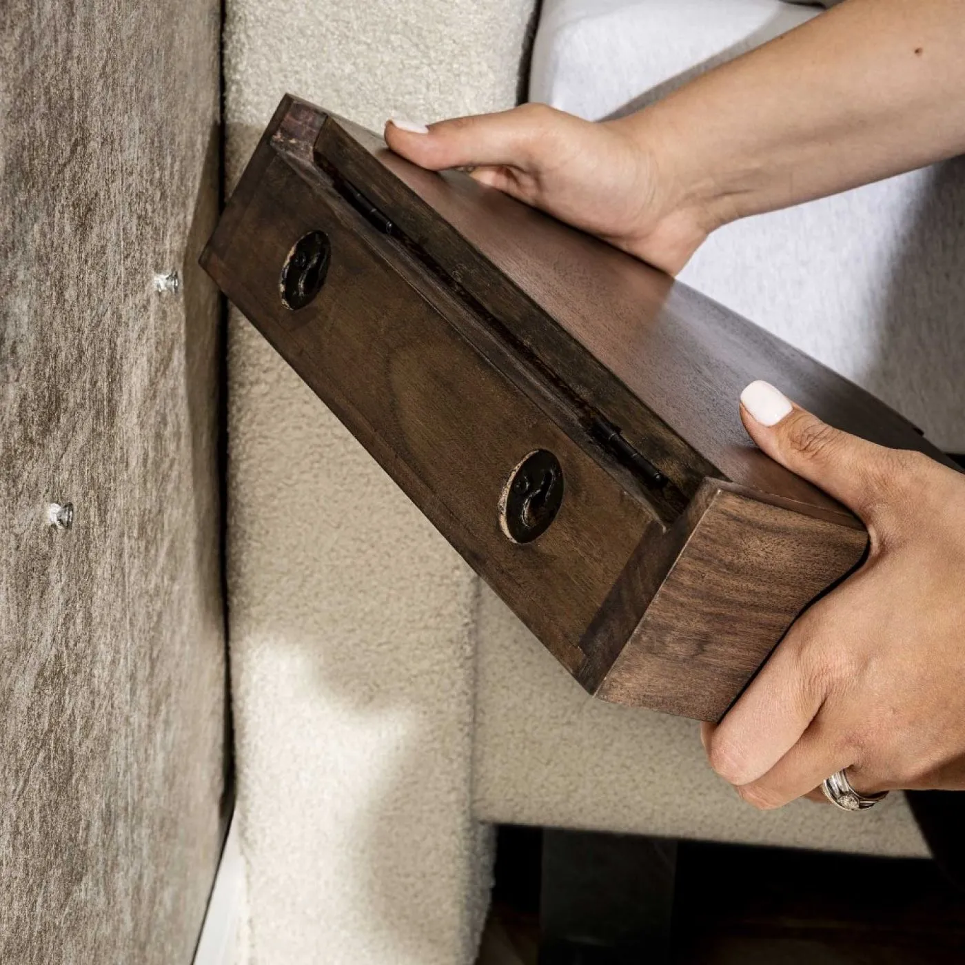 Nachttisch set Naga | 2-teilig | mit Klappe | Akazie massiv | glaze braun