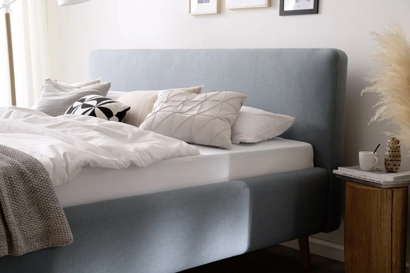 Polsterbett Mattis | eisblau | 160 x 200 cm | mit Lattenrost & Bettkasten
