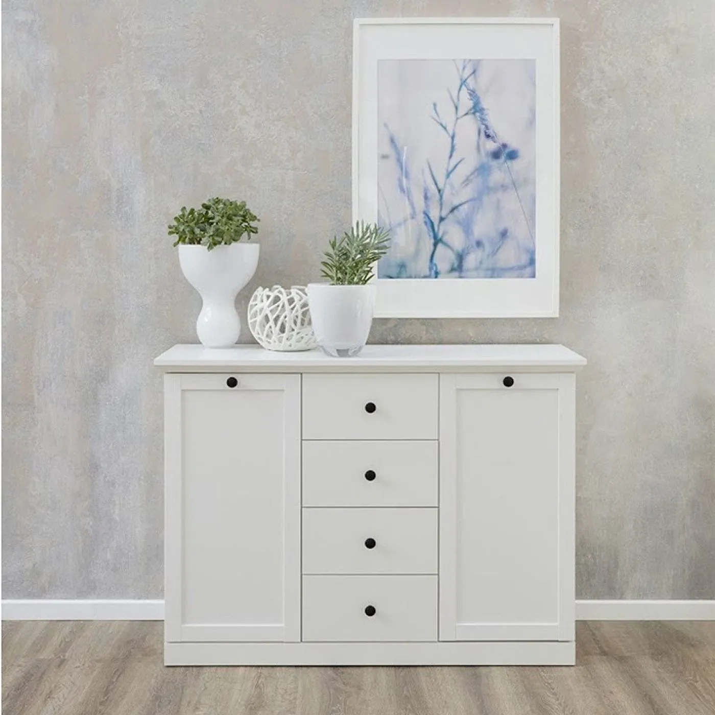 Sideboard Kommode Baxter 120 cm, weiß, Landhausstil, im Wohnzimmer, 2 Türen links, 4 Schubkästen rechts, schwarze Griffe – Ansicht 4