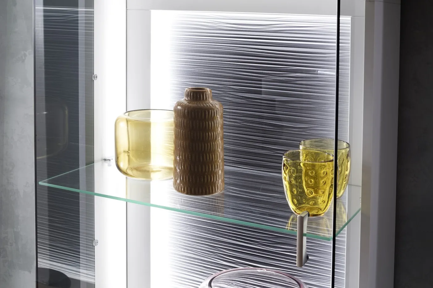 Vitrine Amora | weiß matt | mit LED Band. ca. 240 cm