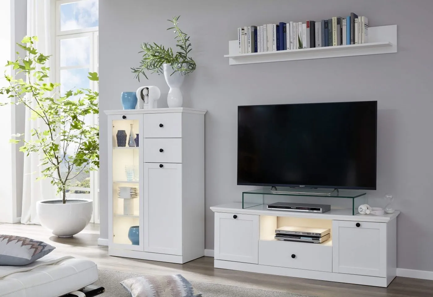 Vitrine Baxter, weiß, Landhausstil, im Wohnzimmer, Glastür mit Beleuchtung, 3 Schubkästen rechts – Ansicht 2