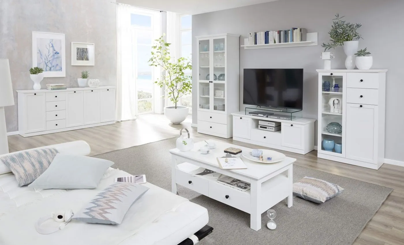 Vitrine Baxter, weiß, Landhausstil, im Wohnzimmer, Glastür mit Beleuchtung, 3 Schubkästen rechts – Ansicht 3