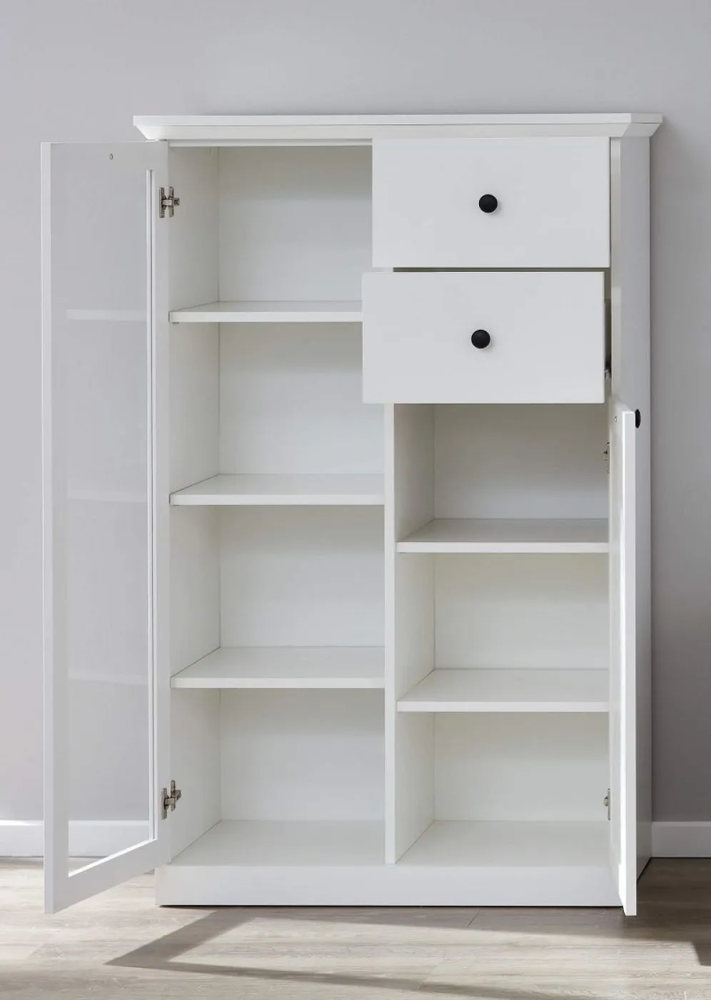 Vitrine Baxter, weiß, Landhausstil, im Wohnzimmer, Glastür mit Beleuchtung, 3 Schubkästen rechts – Ansicht 5