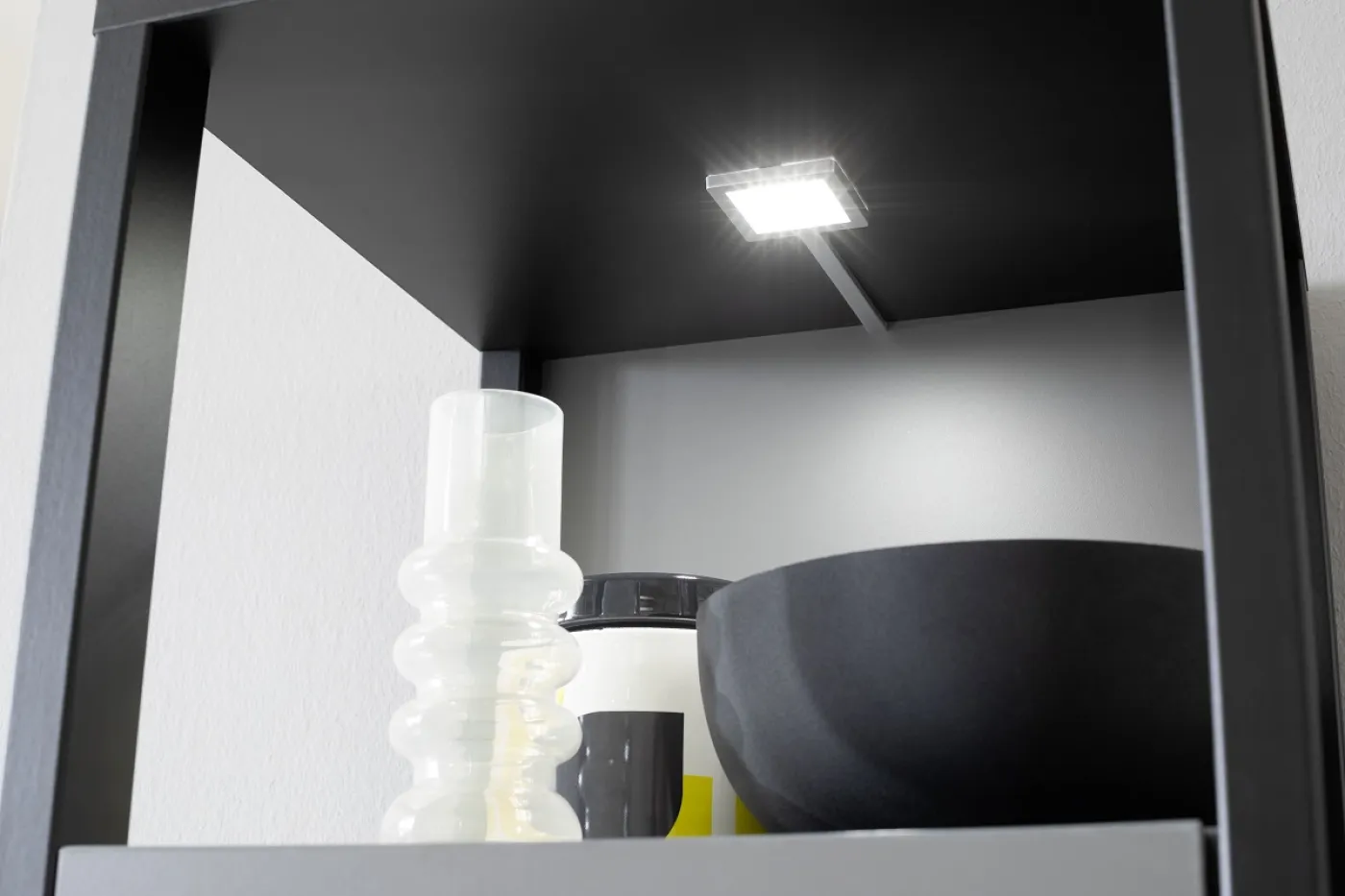 Vitrine Luxor | Royal Grey / anthrazit | mit 2er Set LED Unterbauspot