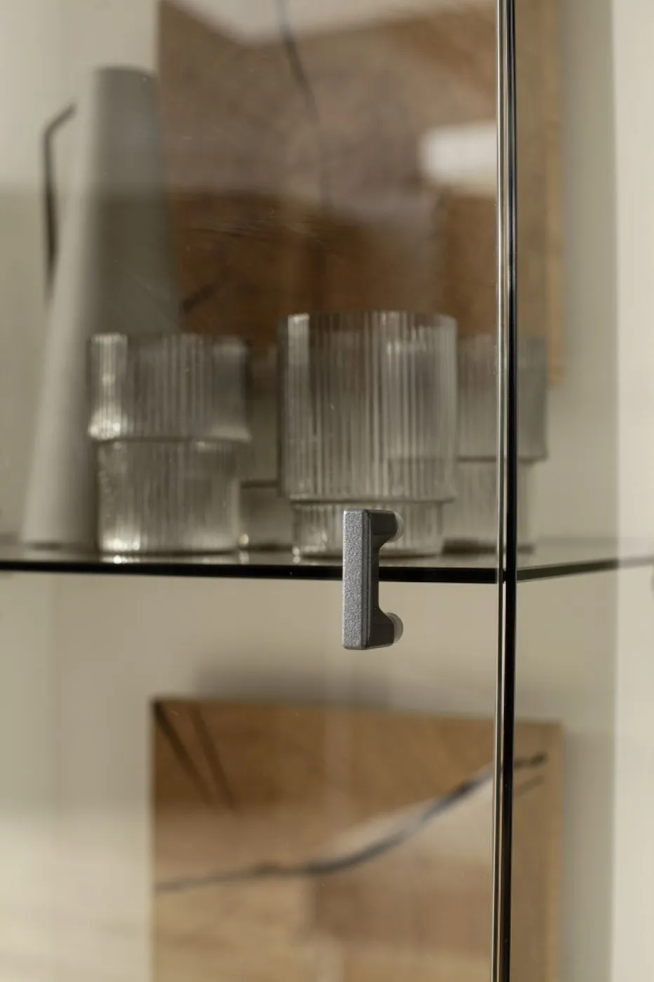 Vitrine Matadi | Soft white / Ast-Balkeneiche | mit LED Unterbauspot