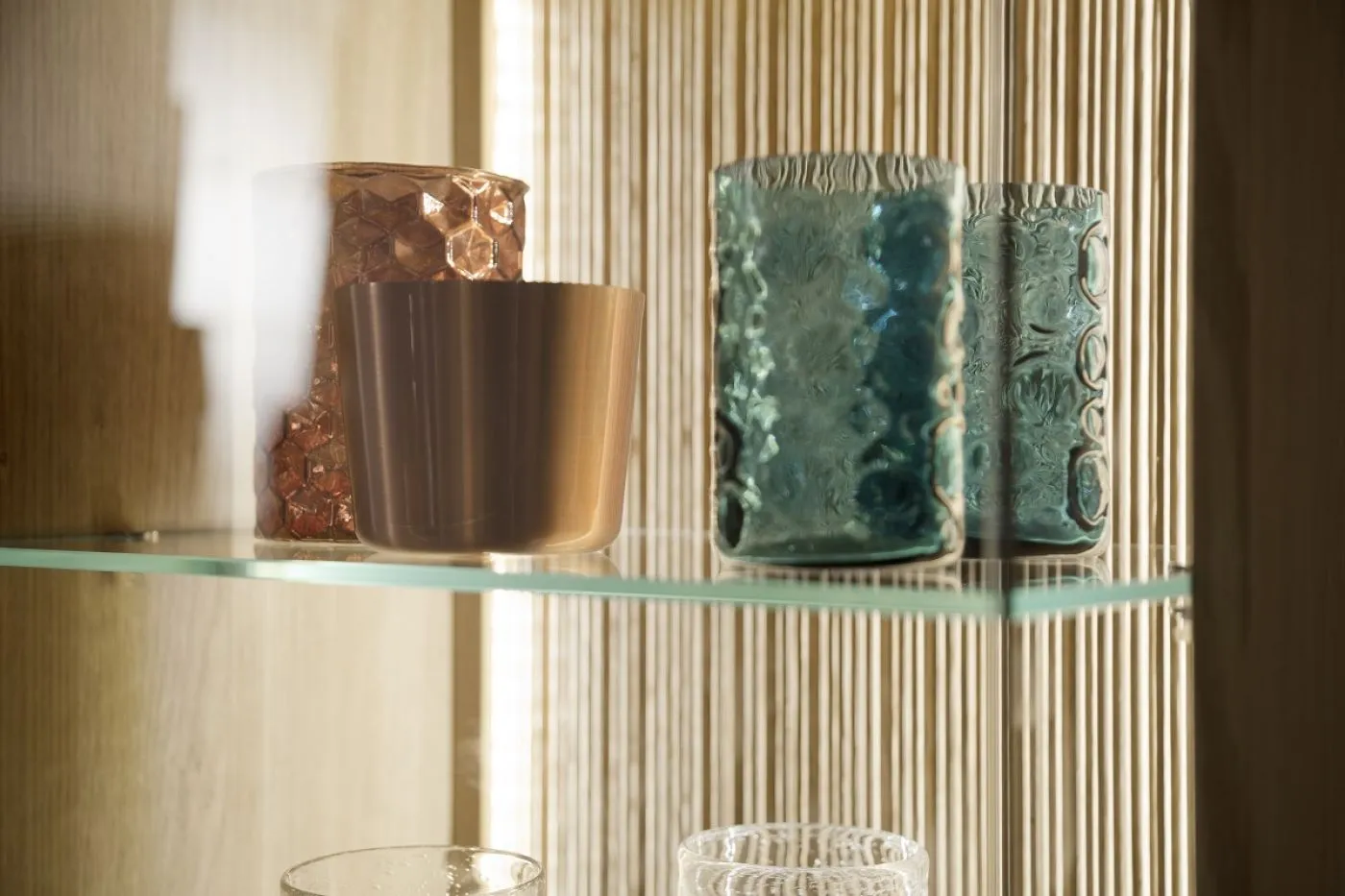 Vitrine Salvador | Balkeneiche Bianco | mit 2er Set LED Beleuchtung 70 cm