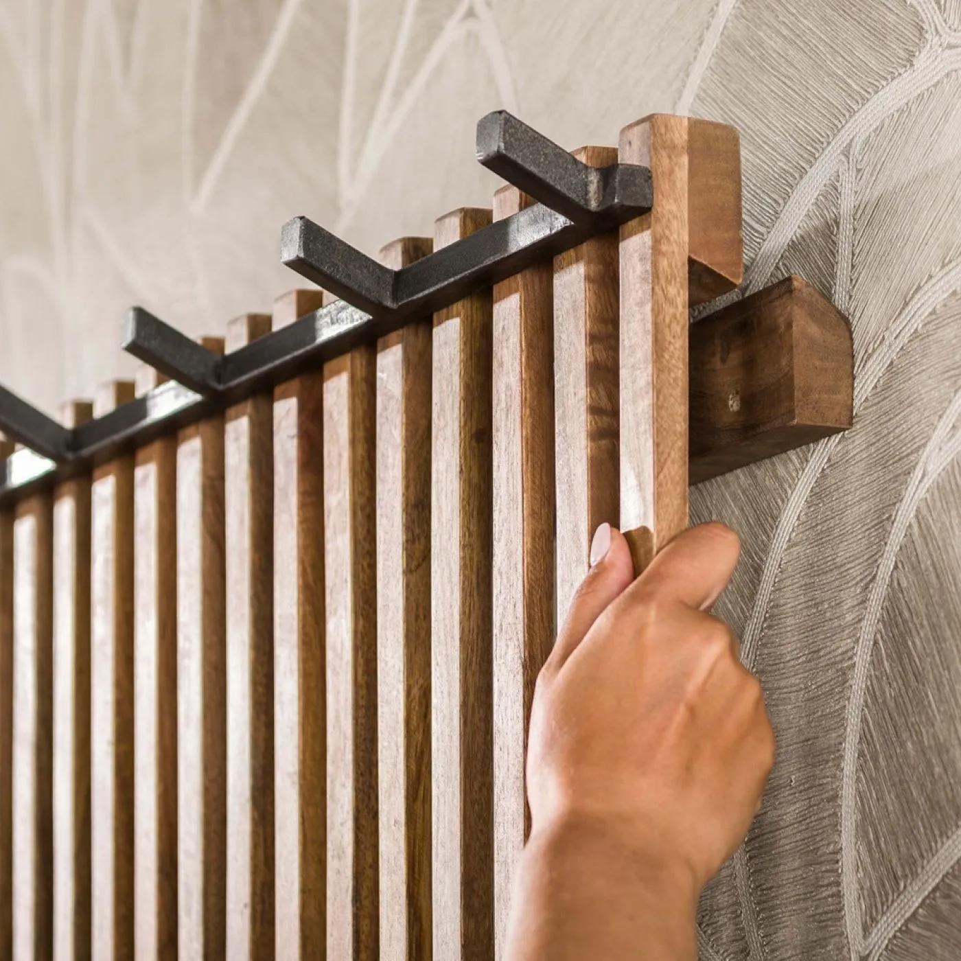 Wandgarderobe Garderobenpaneel Dwina XL | Mangoholz | Sandfarbe