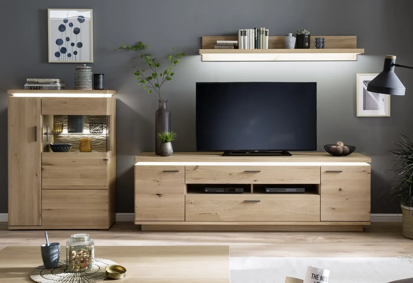 Wohnkombination Barcelona 3 | Balkeneiche Bianco / Eiche Bianco | 3-teilig | inkl. LED Beleuchtung Wandboard ohne Beleuchtung Highboard ohne Beleuchtung