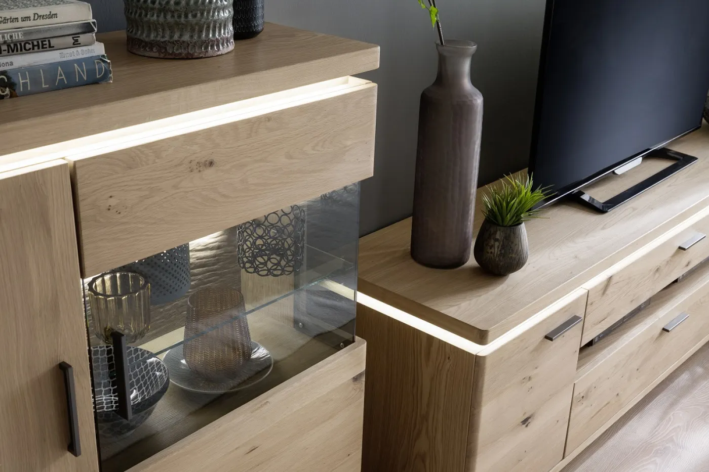 Wohnkombination Barcelona 3 | Balkeneiche Bianco / Eiche Bianco | 3-teilig | inkl. LED Beleuchtung Wandboard ohne Beleuchtung Highboard ohne Beleuchtung