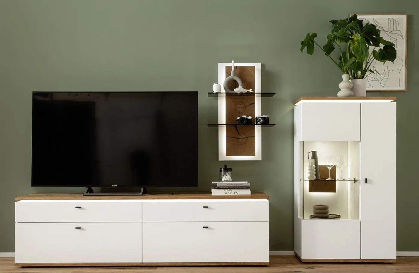 Wohnkombination Matadi 2 | Soft white / Ast-Balkeneiche | 3-teilig | Wandregal mit Bandbeleuchtung | Highboard mit Unterbauspot