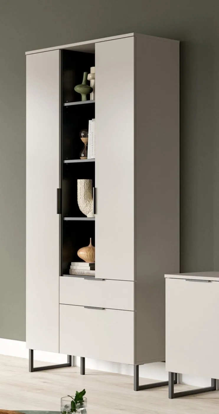 Wohnkombination Noida 3, 2-teilig, Kaschmir, schwarz, im Wohnzimmer, Lowboard mit offenen Fächern und Vitrine mit Glastür – Ansicht 6