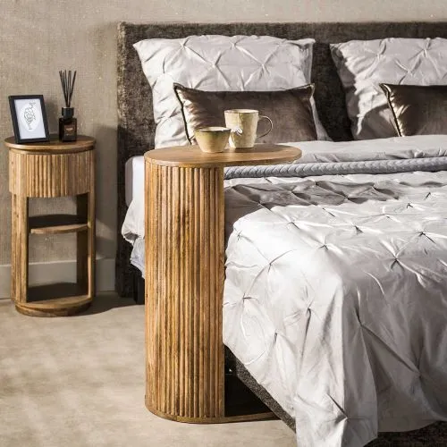 Beistelltisch Riva, im Wohnzimmer neben Sofa, ovale Tischplatte mit gerillter Säulenfuß – Ansicht 2