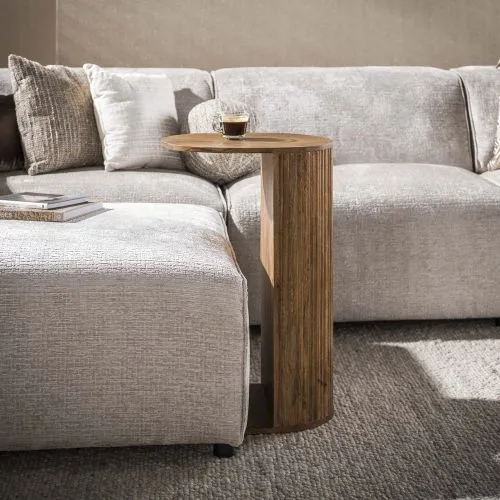 Beistelltisch Riva, im Wohnzimmer neben Sofa, ovale Tischplatte mit gerillter Säulenfuß – Ansicht 3