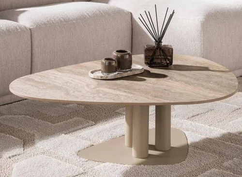 Couchtisch Hulpe, dreieckig, 3D Keramik Travertin, Sand