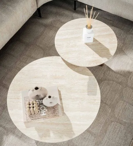 Couchtisch Set Lungi, 2-teilig, im Wohnzimmer vor Sofa, zwei runde Tische mit Holzfüßen – Ansicht 2