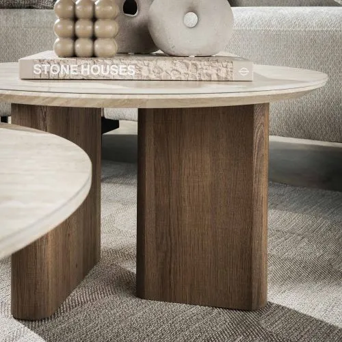 Couchtisch Set Lungi, 2-teilig, im Wohnzimmer vor Sofa, zwei runde Tische mit Holzfüßen – Ansicht 3