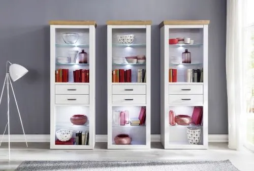 Kombi-Regal Brixen, Weiß Pinie Dekor, Landhausstil, Vitrine mit 4 Glasböden, 2 Schubkästen, LED-Beleuchtung – Ansicht 6