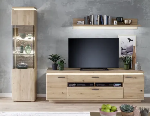 Wohnkombination Barcelona 4 | Balkeneiche Bianco / Eiche Bianco | 3-teilig | inkl. LED Beleuchtung Wandboard ohne Beleuchtung Vitrine mit 2er Set LED Rückwandbeleuchtung